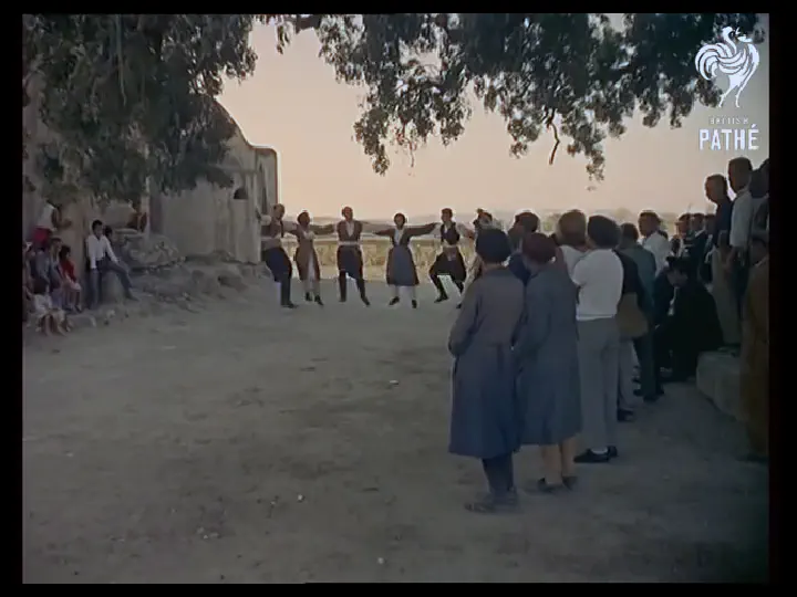 Στο προαύλιο της Αγγελόκτιστης - Πάσχα 1965